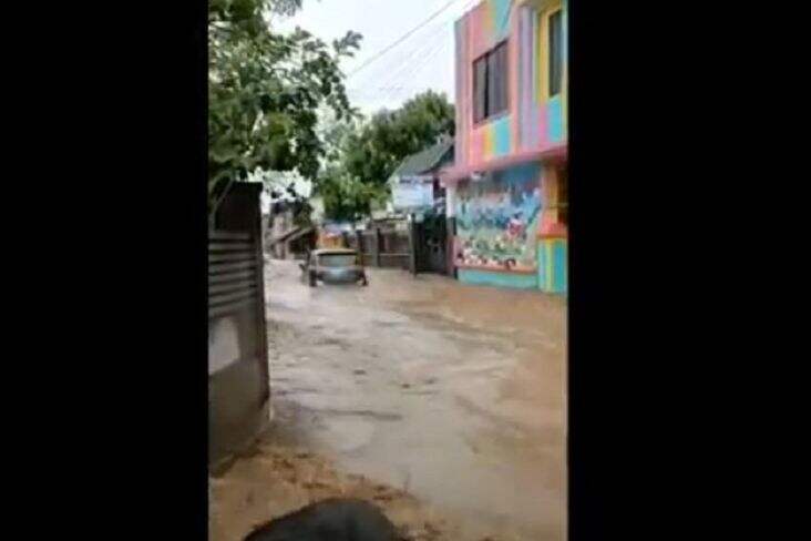 Banjir Bandang Menerjang Jember, 2 Mobil Terseret Arus