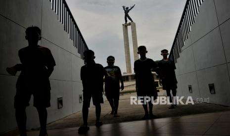 In Picture: PPKM Level 2, Taman Lapangan Banteng Ramai Dikunjungi Warga