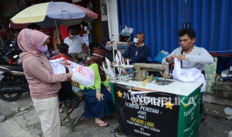 In Picture: Jelang PTM di Bandung, Jasa Permak Seragam Ramai Orderan