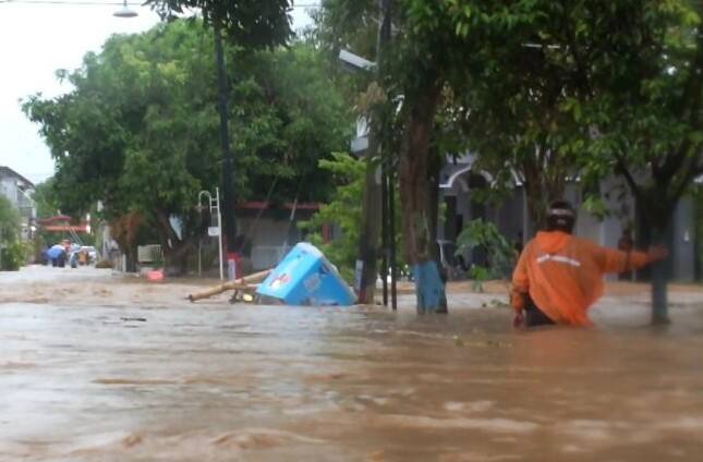 Banjir Bandang Terjang Perumahan di Kawasan Mangli Jember