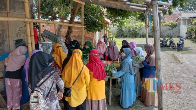 Puluhan Wanita dan Remaja Putri di Banyuwangi Ikuti Pelatihan Pembuatan Kokedama