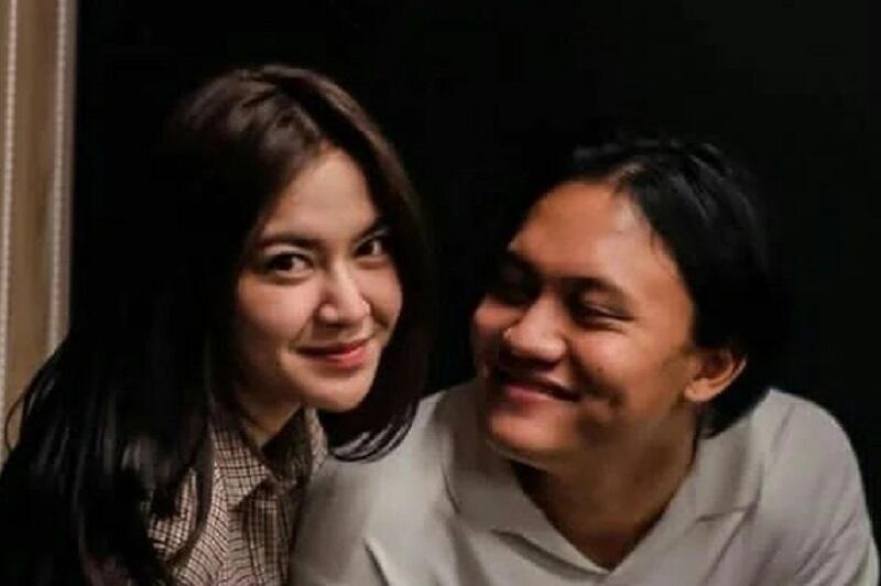 5 Potret Mesra Rizky Febian dan Mahalini Raharja Pakai Adat Bali, Duo Bucin