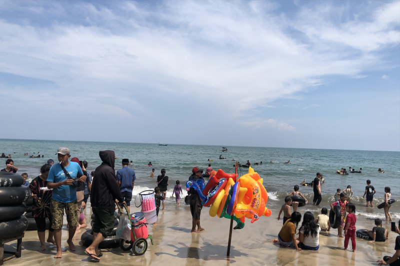Kisah Wisatawan yang Menginap di Pantai Anyer Gegara Macet Libur Lebaran