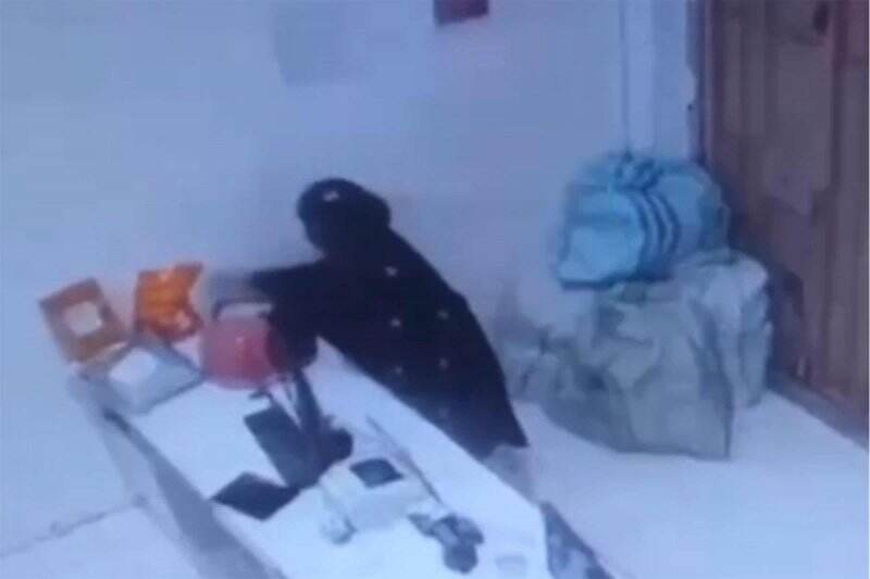 Wanita Berhijab Ini Kelakuannya Bejat, Lihat Aksinya Bikin Geram