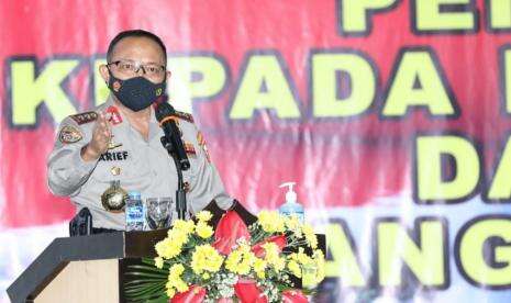 Kabaharkam Polri Beri Penghargaan Personel Kapal Kedidi di Pelabuhan Belawan
