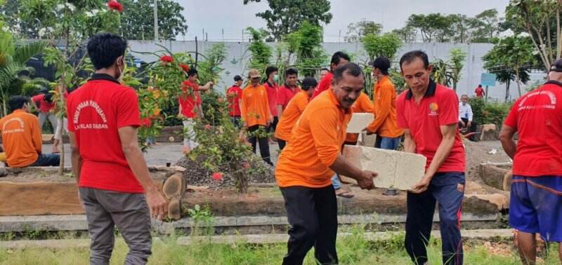 Warga Binaan Lapas Surabaya Praktik Bangun Ruang Pameran