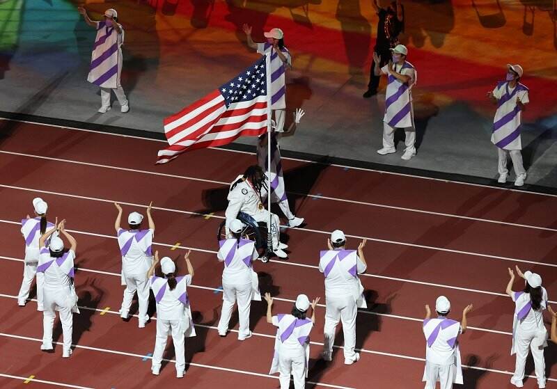 Iring-iringan Bendera Negera Peserta Semarakkan Upacara Penutupan Paralimpiade Tokyo 2020