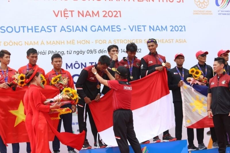 Menko PMK Kalungkan Medali Emas Cabor Dayung dan Targetkan Indonesia Juara Umum Cabang Dayung