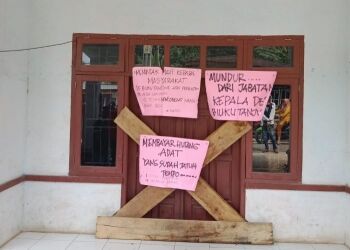 Gegara Kadesnya Tak Bayar Denda Adat, Warga Segel Kantor Desa Biuku Tanjung