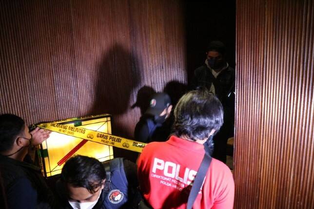 Polisi Segel Dua Bar Langgar Perizinan di Jakarta Selatan