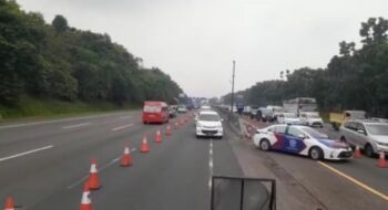 Macet Parah, Jasa Marga Tutup Jalan Layang MBZ dan Berlakukan Contraflow di Tol Cikampek